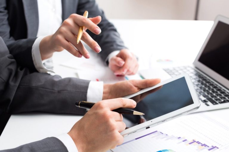 What Does a Financial Analyst Do