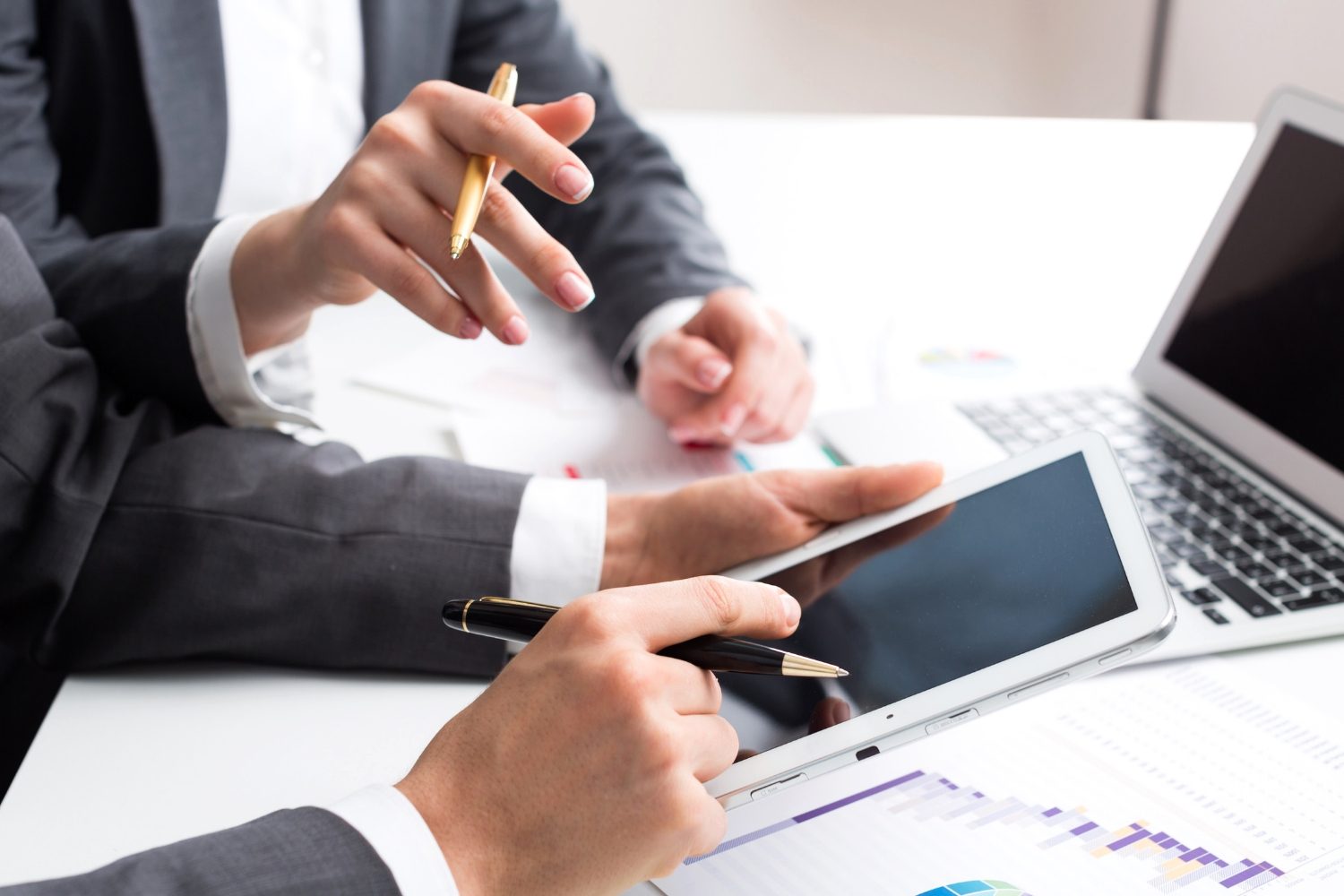 What Does a Financial Analyst Do