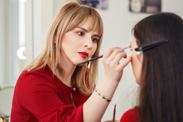 How to Become a Makeup Artist